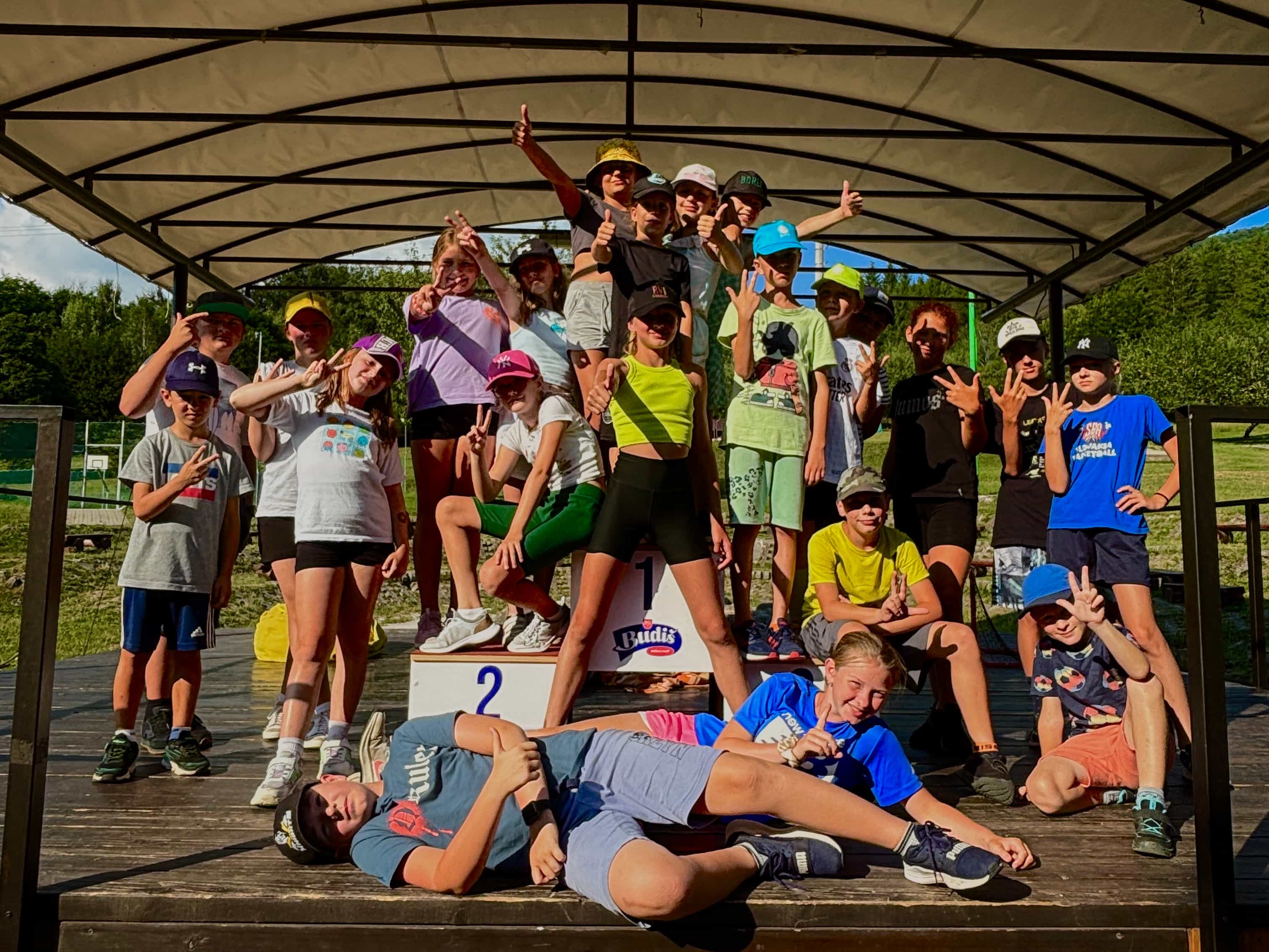 Skupinka detí na letnom tábore v prírode na Slovensku