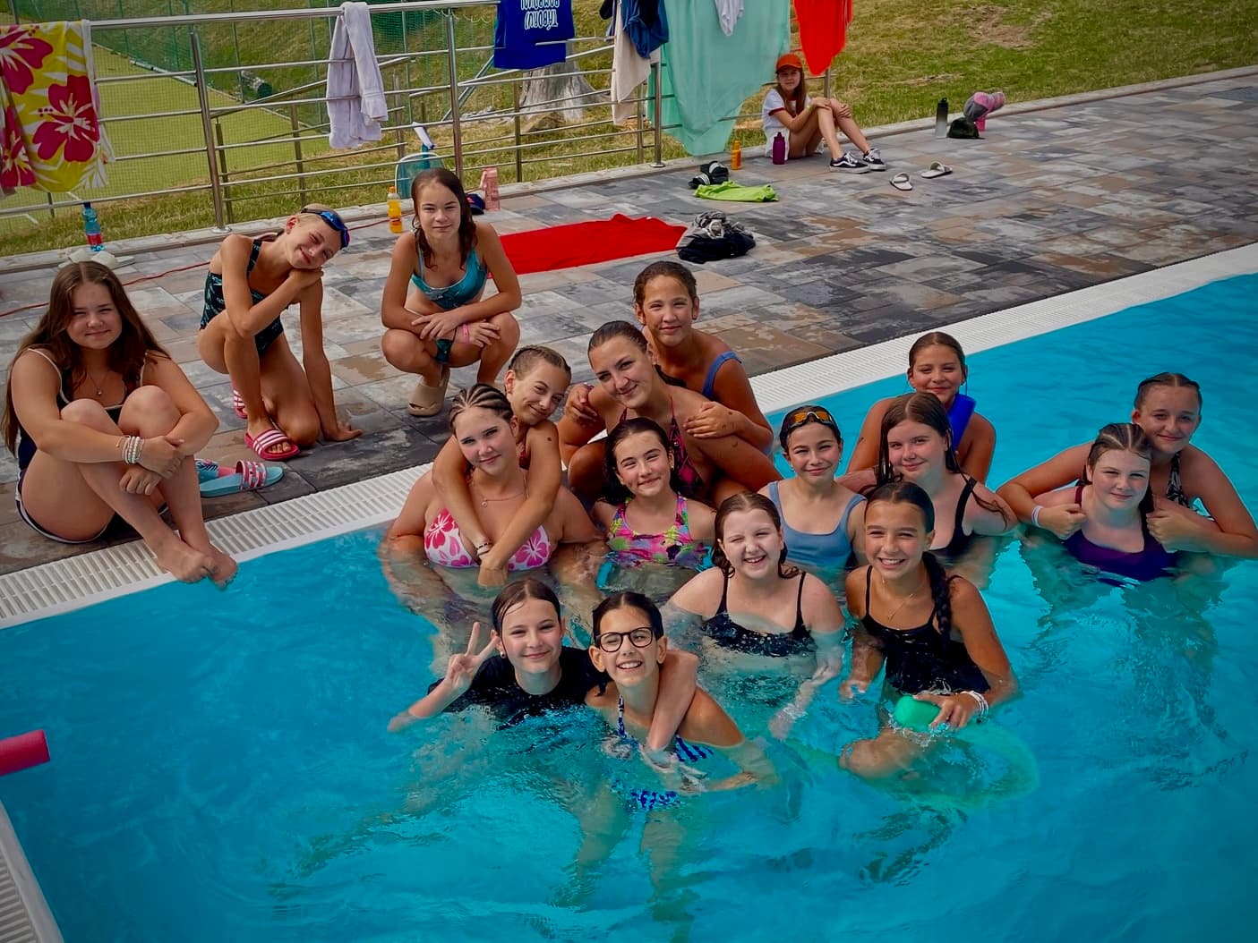 Deti pri aktivitách na letnom tábore Bombovo